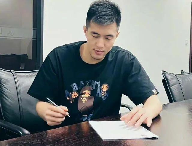 郭艾倫續約，名博劉寶杰連發五條微博：簽約D類兩年太傻
